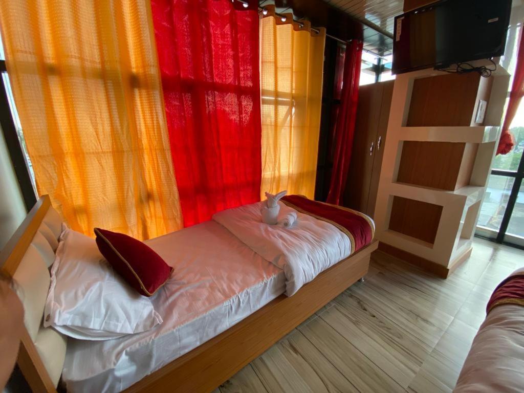 Hotel Kjs Inn Bahāsi Buitenkant foto