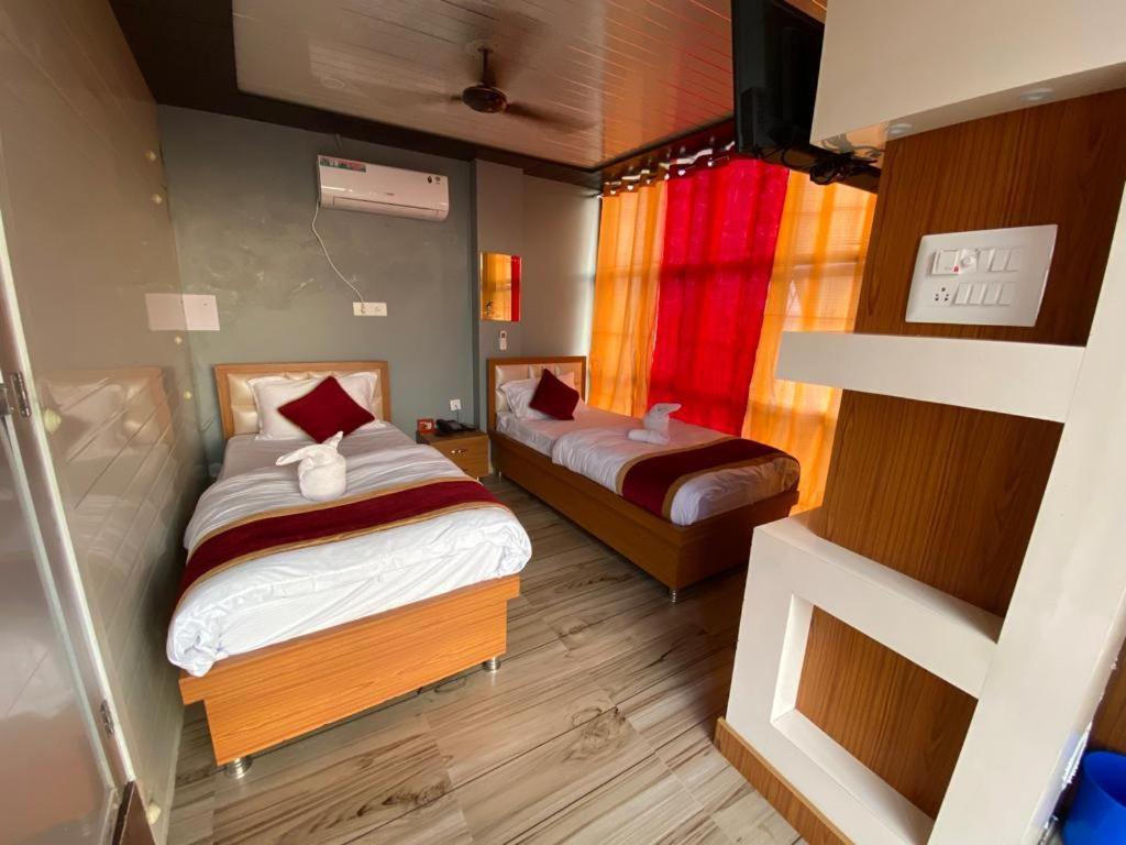 Hotel Kjs Inn Bahāsi Buitenkant foto