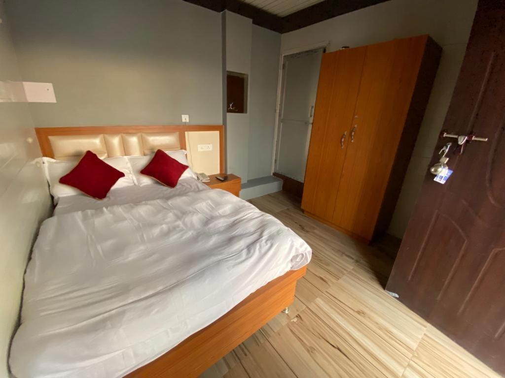 Hotel Kjs Inn Bahāsi Buitenkant foto